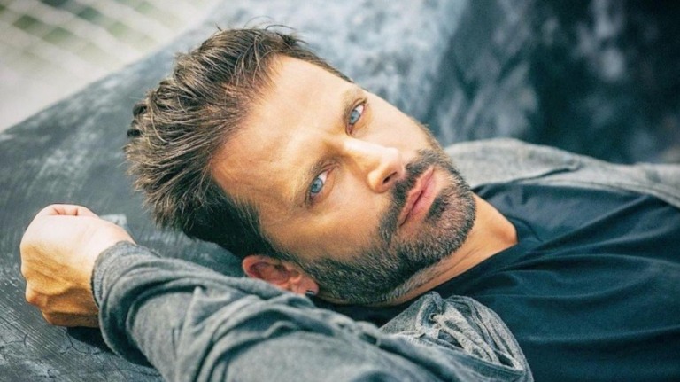 Henri Castelli assume namoro com modelo