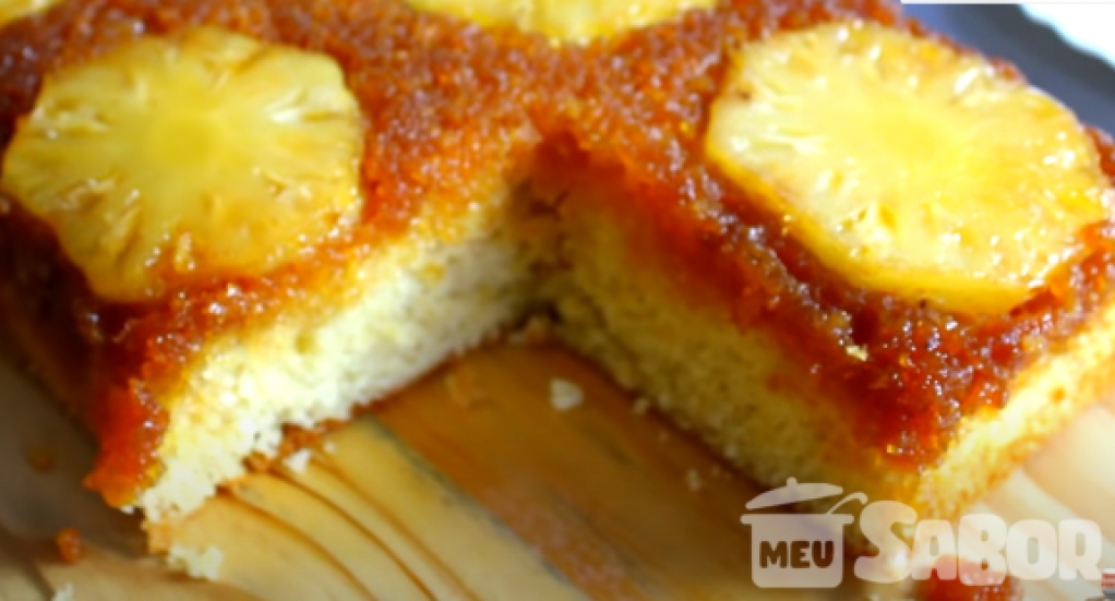 Que tal aprender a fazer um delicioso bolo caramelado com abacaxi? Confira essa receita super fácil!