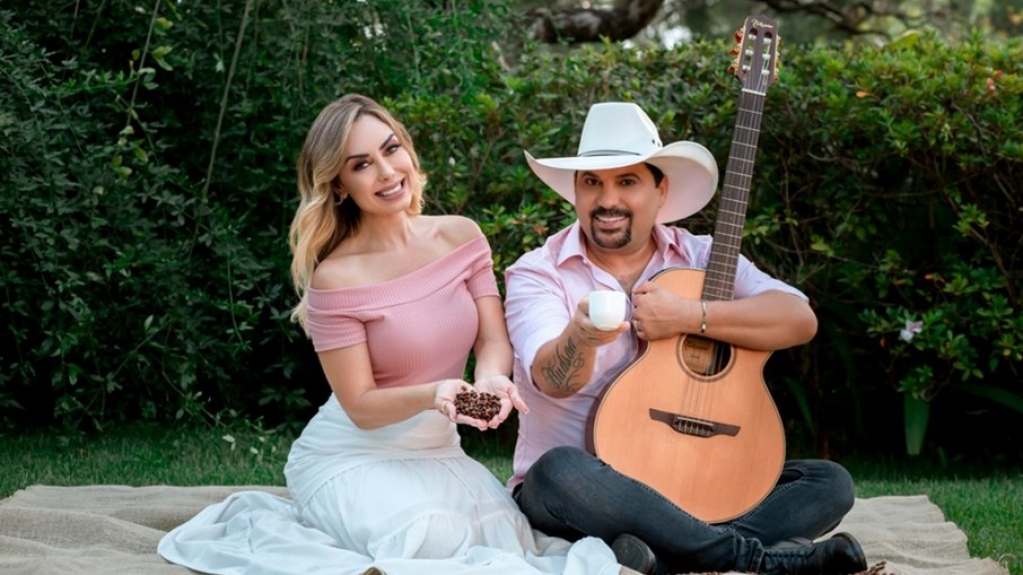 Ao lado da mulher Deia Cypri, sertanejo Edson lança linha de café gourmet Ao lado da mulher Deia Cypri, sertanejo Edson lança linha de café gourmet