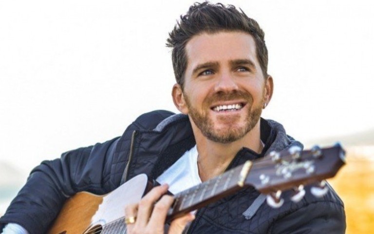 Cantor sertanejo vive com uma bala na cabeça: "Não pude tirar"