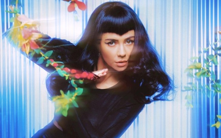 Marina retorna à música com novo single e anuncia novo álbum
