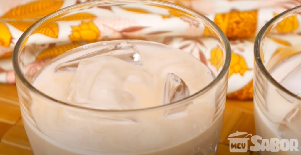 Que tal fazer a sua própria amarula? Um licor caseiro e super gostoso!