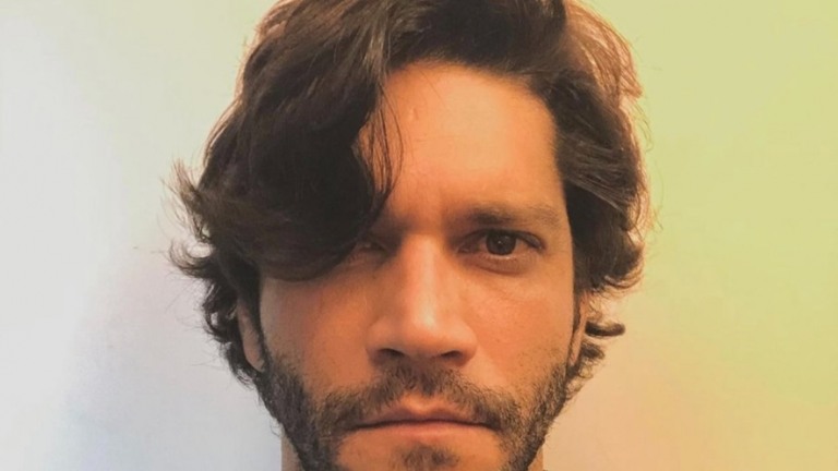 Armando Babaioff perde tia para Covid-19 e culpa Jair Bolsonaro e seus eleitores