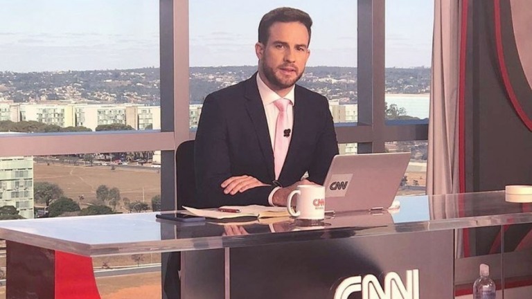 Jornalista da CNN faz comentário gordofóbico e ri