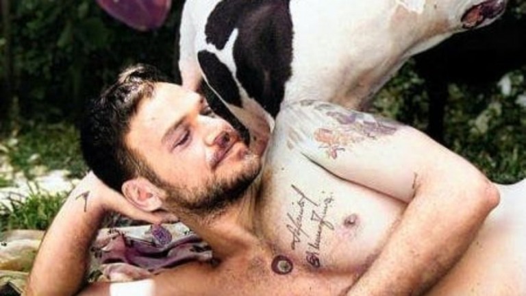 Emilio Dantas revela truque para cenas de sexo: "Uso meia, e não é no pé"