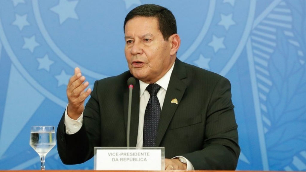 Após pedido de "ajuda possível", Mourão diz que Brasil não pode ser mendigo