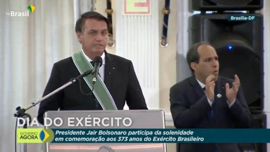 Bolsonaro exalta Exército: "Para que ninguém ouse ir além da Constituição"