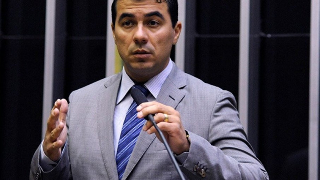 Deputado do DF compra 818 litros de combustível em apenas um dia