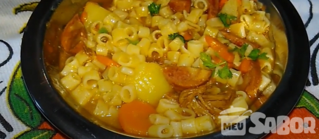 Sopa de macarrão com legumes e carne! Super saudável e fácil de fazer!