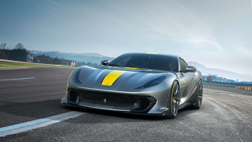 Ferrari revela edição limitada da nova 812 Superfast com motor V12 de 818 cv