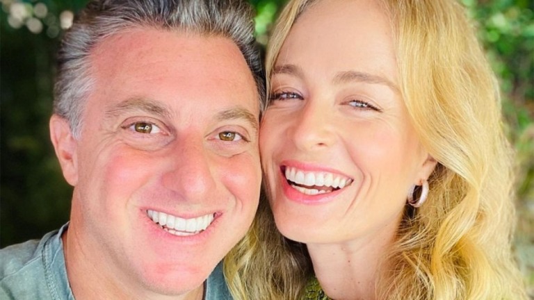 Luciano Huck adia candidatura presidencial e renova contrato com a Globo