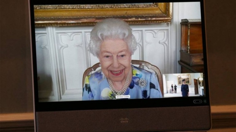 Rainha Elizabeth aparece sorridente em primeiro compromisso após morte de Philip