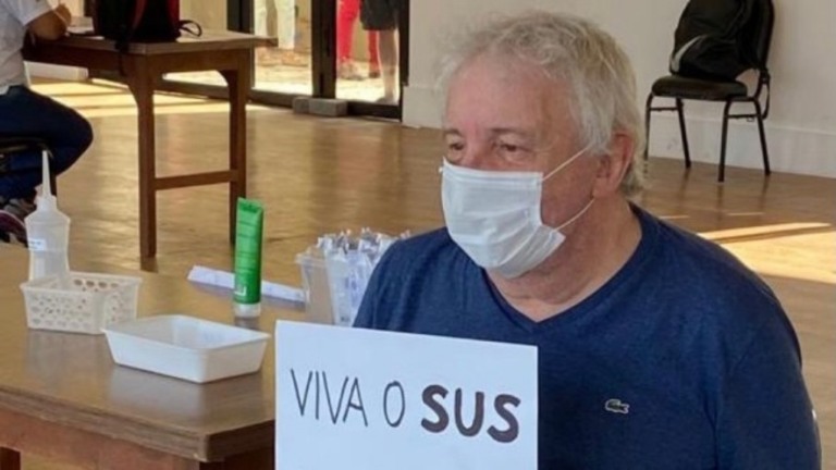 Marco Nanini é vacinado contra a Covid-19: "Viva o SUS"
