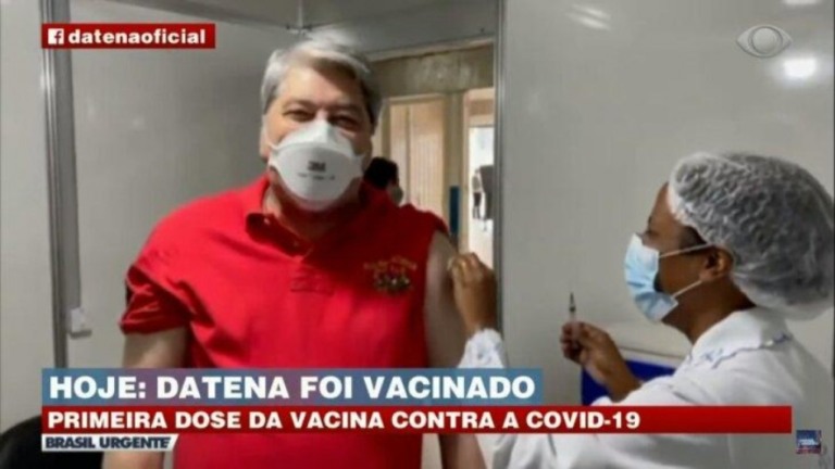 Datena toma vacina da Covid-19 ao vivo no "Brasil Urgente"