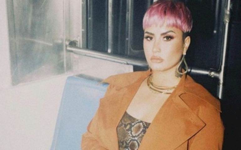 Coronavírus: Demi Lovato garante vacinação para comunidade carente