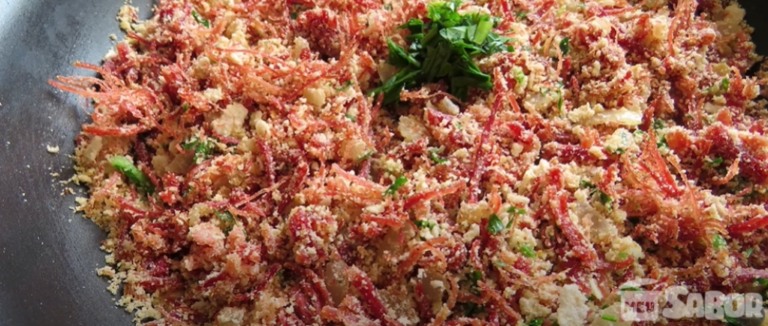 Farofa com carne seca! Uma combinação perfeita para servir no almoço! Farofa com carne seca! Uma combinação perfeita para servir no almoço!