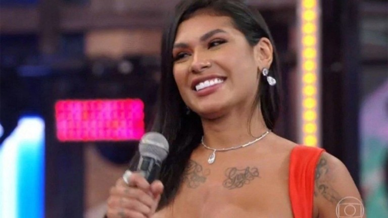 Bailarina do Faustão alfineta Pocah e cantora rebate