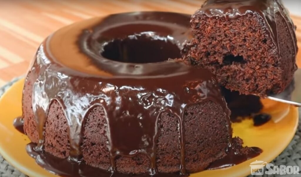 Receita de um delicioso bolo de café zero lactose com calda de chocolate, super gostoso e cheiroso!