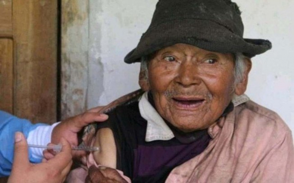 Com 121 anos, idoso é vacinado contra Covid-19 no Peru