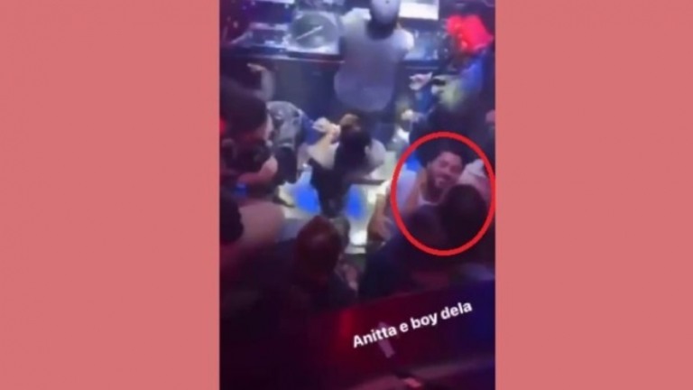 Vídeo: Anitta beija muito o novo namorado em balada em Miami