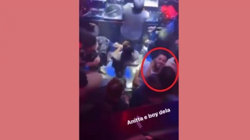 Vídeo: Anitta beija muito o novo namorado em balada em Miami Vídeo: Anitta beija muito o novo namorado em balada em Miami