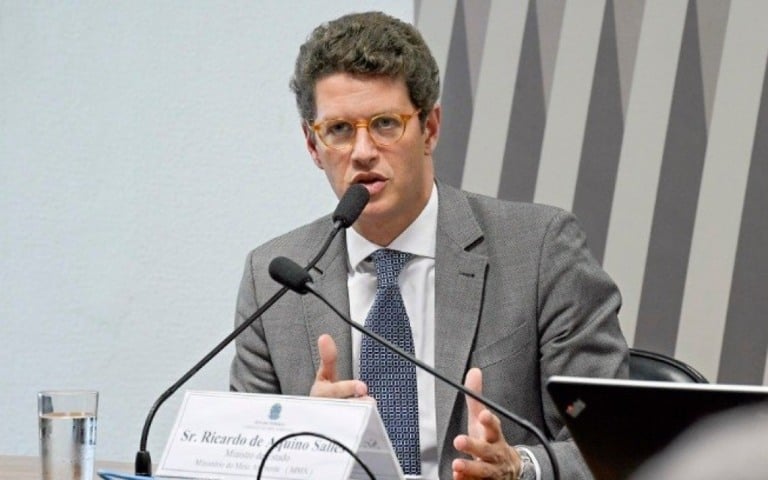 Deputados batem boca com Salles e falam para o ministro "deixar de ser moleque"