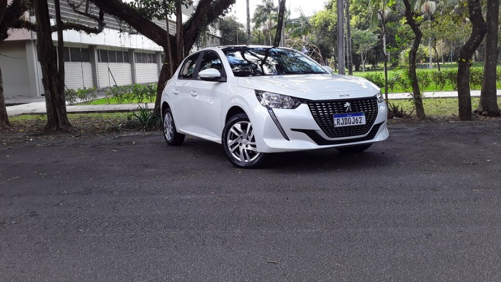 Peugeot 208 Active Pack: versão intermediária tem apelo frente aos rivais