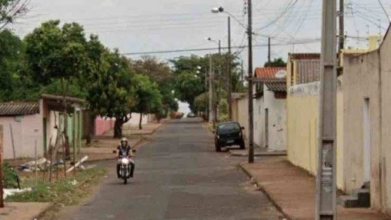 Homem morre esmagado ao dormir embaixo de caminhão em MG