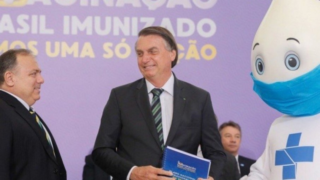 Governo planejava vacinar Bolsonaro para 'convocar' população, mostra documento