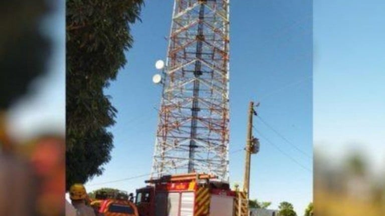 Homem é atacado por abelhas enquanto trabalhava em torre a 20 metros de altura