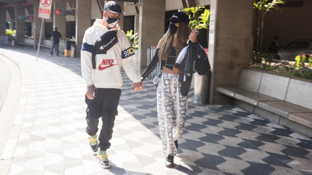 Tília Fialho e Mc Kawe são flagrados em clima de romance em aeroporto
