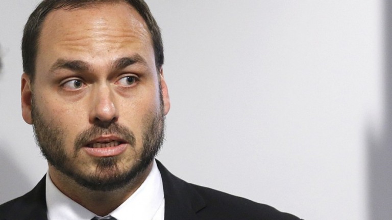 Com CPI, Carlos Bolsonaro retoma comunicação e aconselha radicalizar discurso