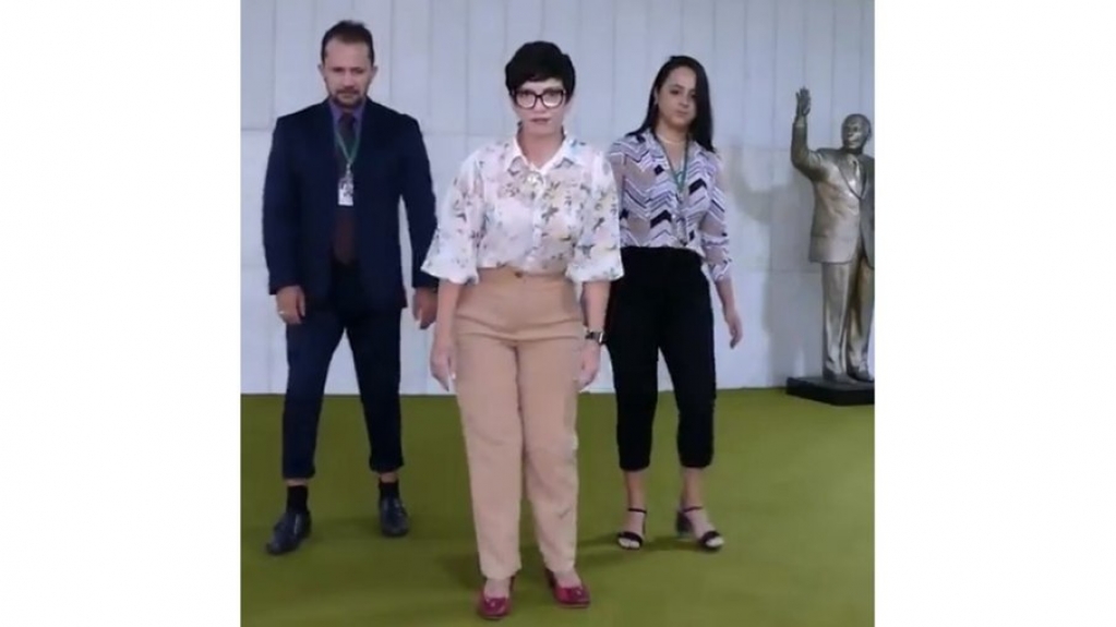 Conto de fada ou pesadelo? Deputada é criticada por fazer dancinha na Câmara Conto de fada ou pesadelo? Deputada é criticada por fazer dancinha na Câmara
