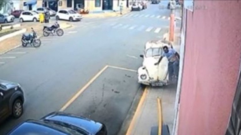 Vídeo: Homem sai correndo após ser atropelado por carro em SP