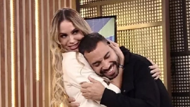 Gilberto conta que está pensando em morar com Sarah