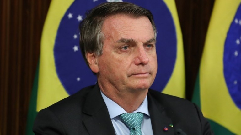 Bolsonaro faz piada racista com "black power" de apoiador: "Tô vendo uma barata"