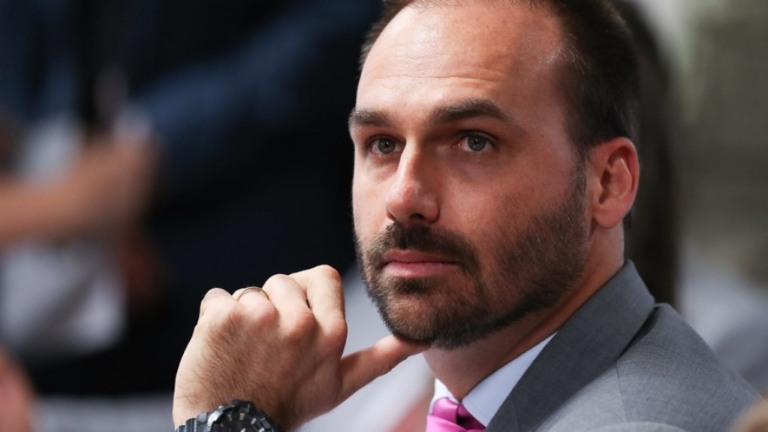 Eduardo Bolsonaro celebra encerramento de revista e ataca emissora: "Globo lixo"
