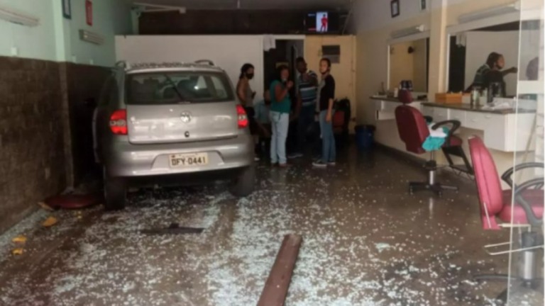 Mulher perde controle do carro, invade barbearia e atropela idoso em MG