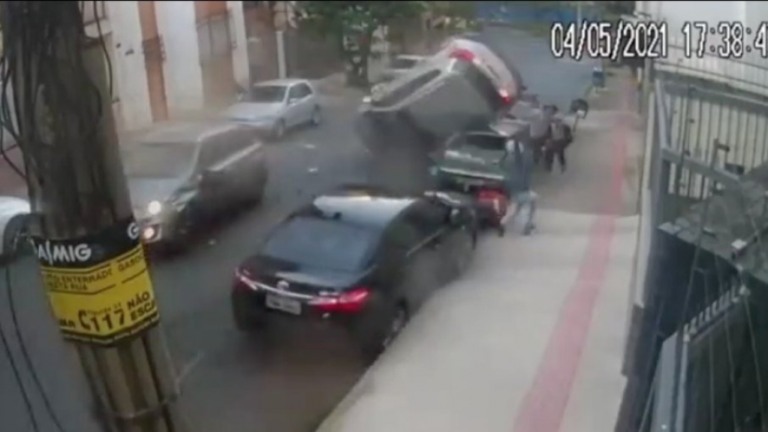 Carro 'voa' e capota em rua movimentada de BH; assista ao vídeo