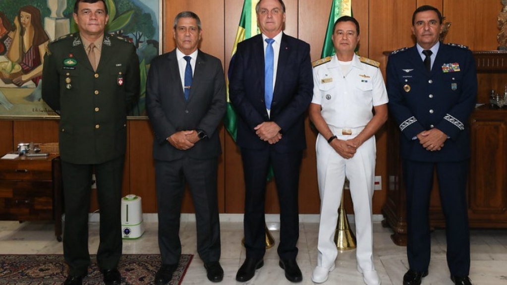 Gasto com militares subiu 4% enquanto gasto com população caiu 2%, diz colunista