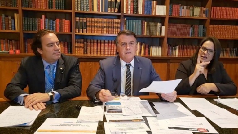 Bolsonaro volta a defender cloroquina e chama CPI da Covid de "xaropada"