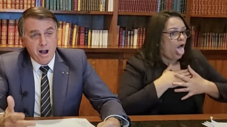 Bolsonaro novamente imita paciente com falta de ar em transmissão ao vivo