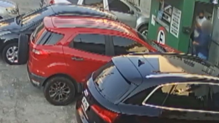 VÍDEO: manobrista é agredido ao pedir que cliente use máscara em Santos