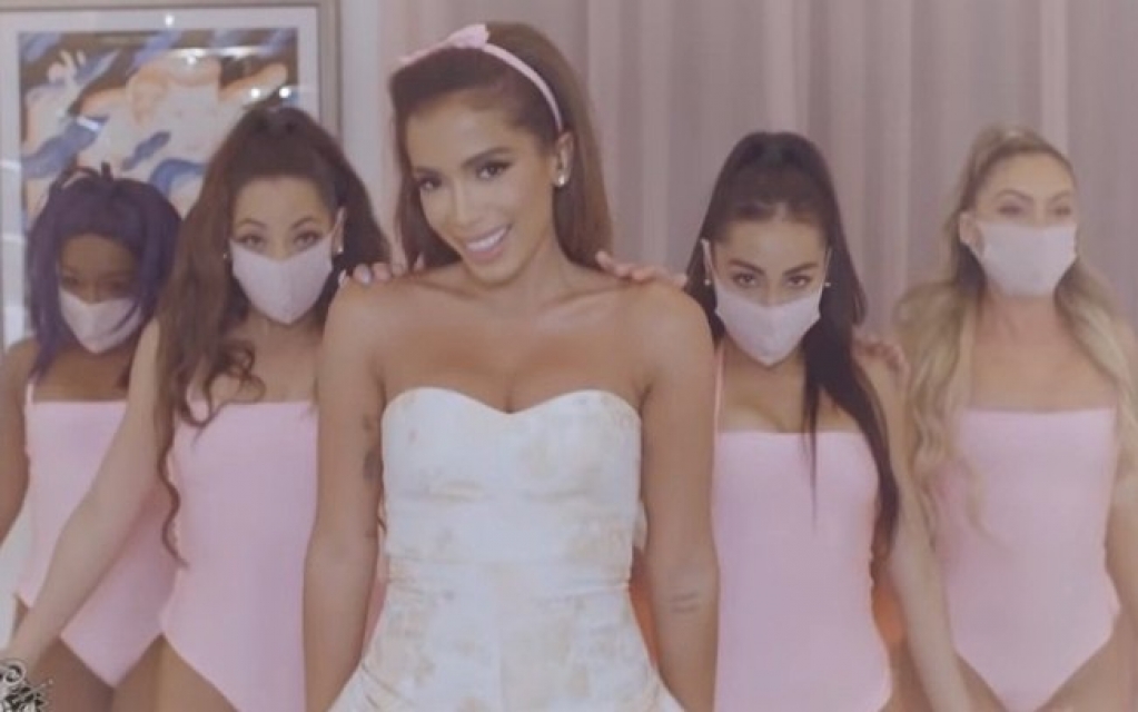 Anitta apresenta "Girl From Rio" no programa de Jimmy Kimmel