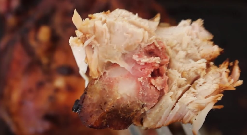 Pernil recheado de calabresa marinado na cerveja