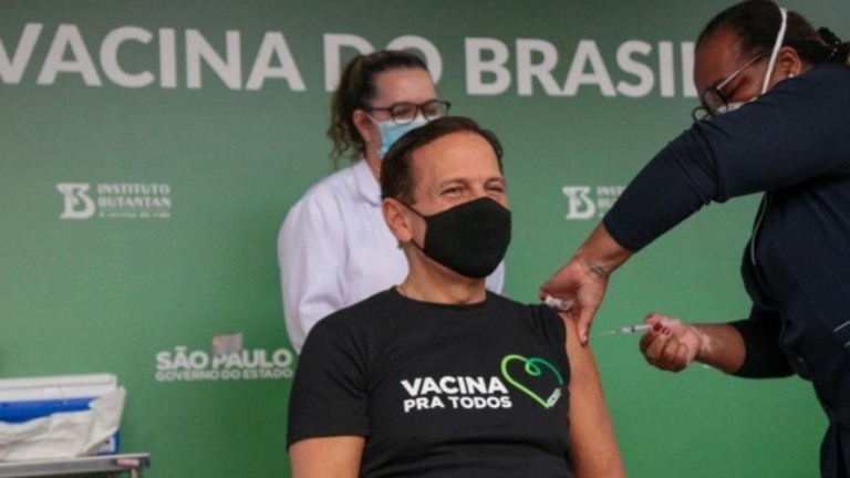 Doria ironiza após ser vacinado contra Covid: "Não virei jacaré"