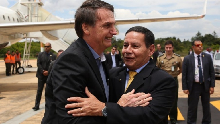 Medida permite a Bolsonaro aumentar o próprio salário e o do vice; veja valores