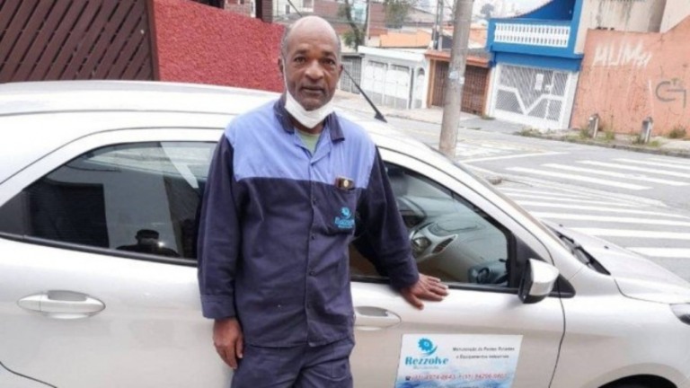 Morador de rua apegado a livros consegue casa e emprego em meio à pandemia