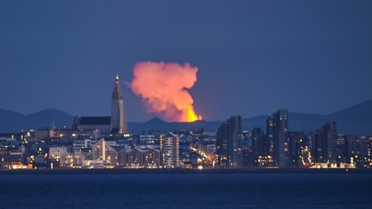 VÍDEO: Vulcão em erupção forma gigantes gêiseres de lava na Islândia