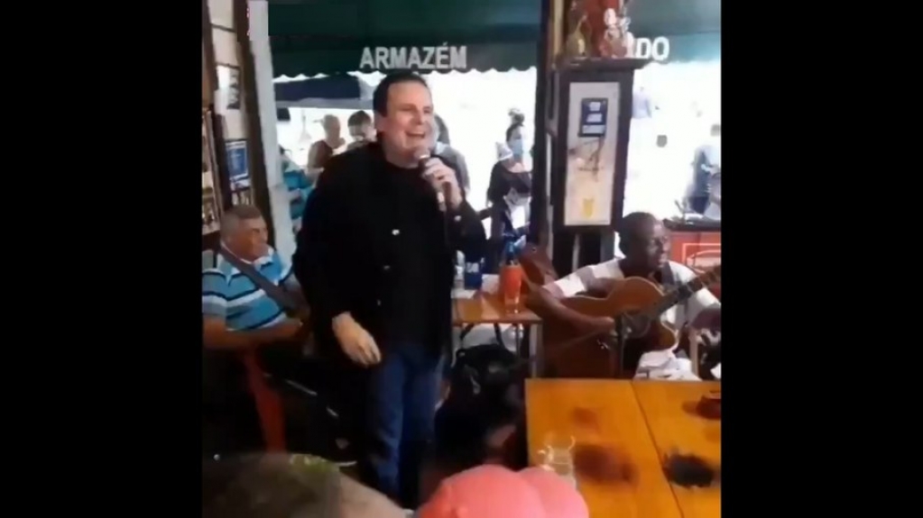 "Errei e peço desculpas", diz Paes após aglomerar sem máscara em bar no Rio "Errei e peço desculpas", diz Paes após aglomerar sem máscara em bar no Rio